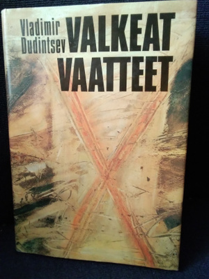 Vladimir Dudintsev: Valkeat vaatteet