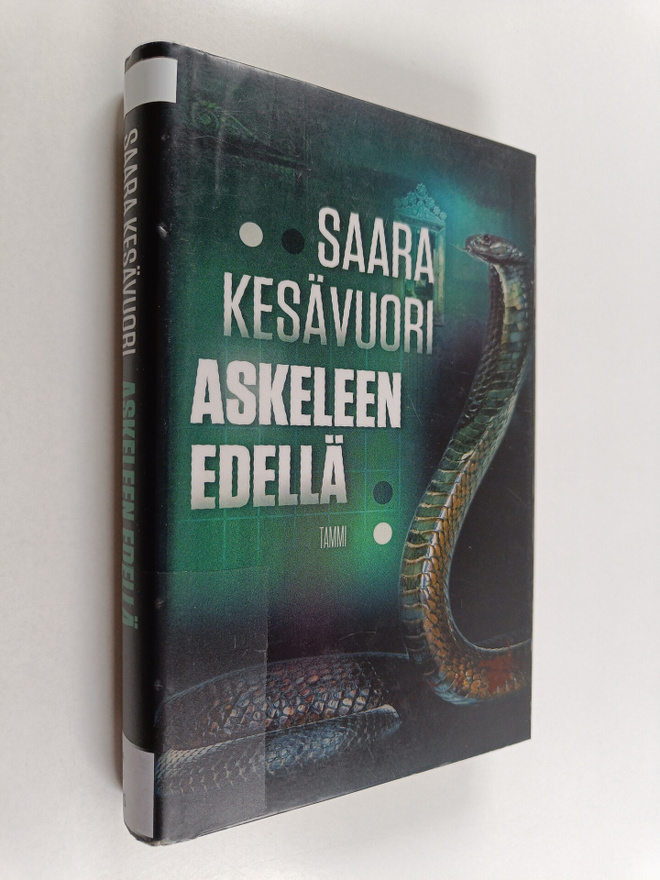 Saara Kesävuori : Askeleen edellä
