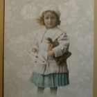 Pikkuleidi tuo Uuden Vuoden postia ja muutakin p. 1914 - pikkukuva 1