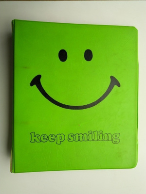 Keep Smiling retro kansio vihreä