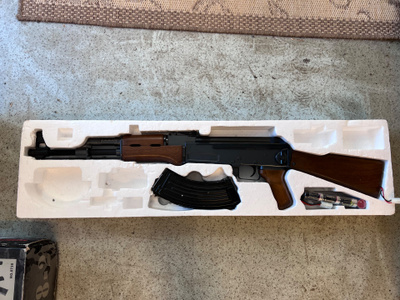 AK-47-mallinen airsoft ase varaosiksi tai korjattavaksi