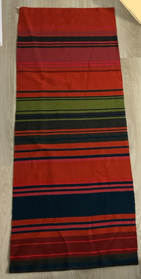 Raidallinen raanu-tyylinen seinätekstiili 143 × 56,5 cm