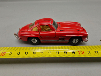 Corgi Mercedes Benz 300 SL punainen.