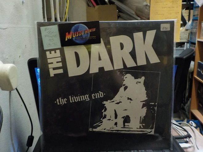 DARK - LIVING END LP UK-82 EX-/EX-