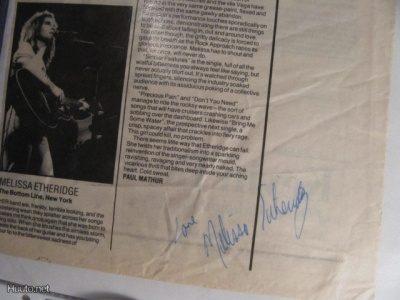 Melissa Etheridge lehtikuva aidolla nimikirjoituksella