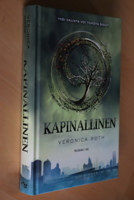 Veronica Roth : Kapinallinen ( 2.p. 2014 )