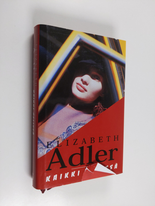 Elizabeth Adler : Kaikki pelissä
