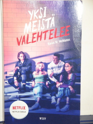 Karen M. McManus : YKSI MEISTÄ VALEHTELEE