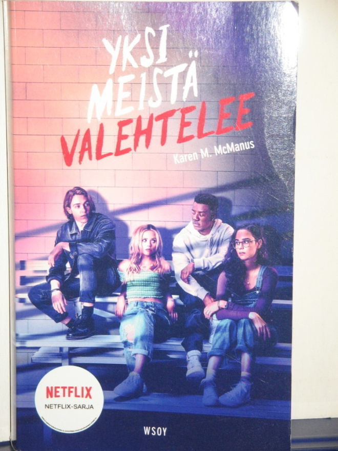Karen M. McManus : YKSI MEISTÄ VALEHTELEE