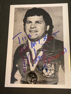 Mike "Miracle on Ice" Eruzione nimikirjoitus promokuvassa
