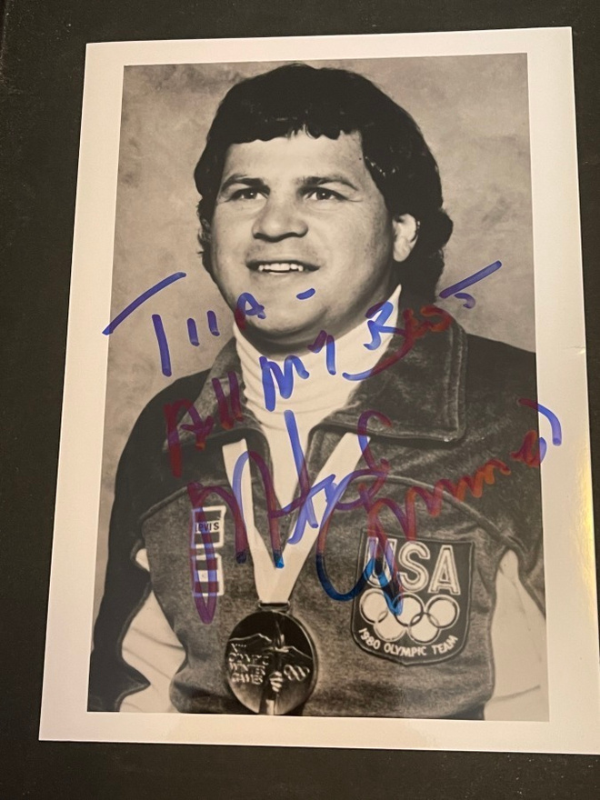 Mike "Miracle on Ice" Eruzione nimikirjoitus promokuvassa