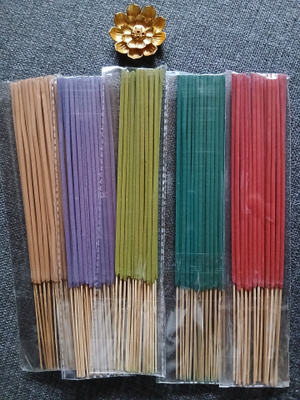 Suitsukkeet sekä suitsuketeline