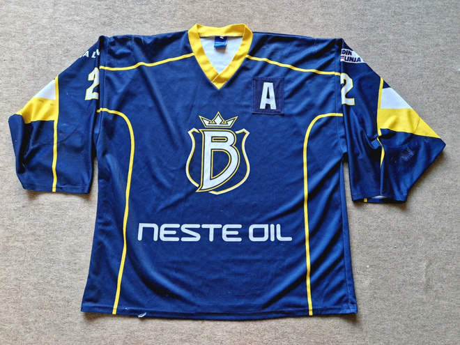Espoon Blues jättikokoinen pelipaita numero 2.Koko 7
