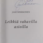 Jari Sinkkonen : Leikkiä vakavilla asioilla (signeerattu) - pikkukuva 3