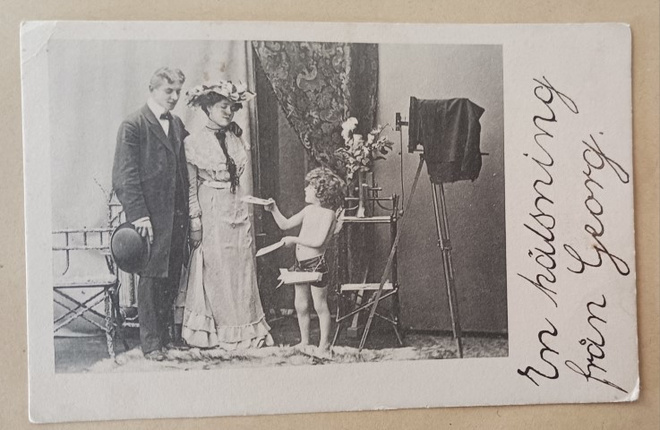 Pikkuamoriini antaa pariskunnalle kuvat, p. 1903