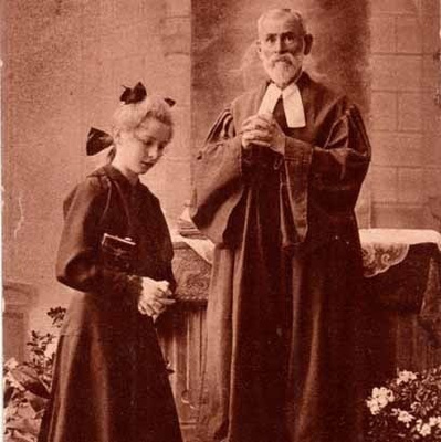 KONFIRMAATIO / Pappi ja tyttö rukoilevat yhdessä. 1900-l.