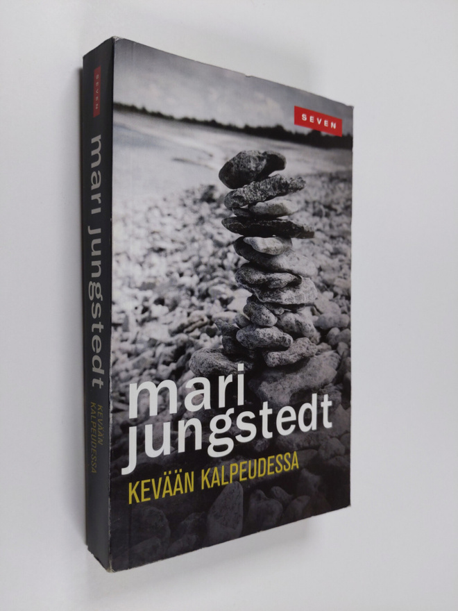 Mari Jungstedt : Kevään kalpeudessa