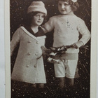 Lapset toivottavat hyvää Joulua kukkakimpulla, p. 1927 - pikkukuva 1