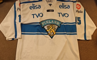 Tuomo Ruutu Suomi Leijona EHT GW/GI 2011 valkoinen pelipaita