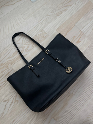 Michael Kors Jet set travel laukku musta