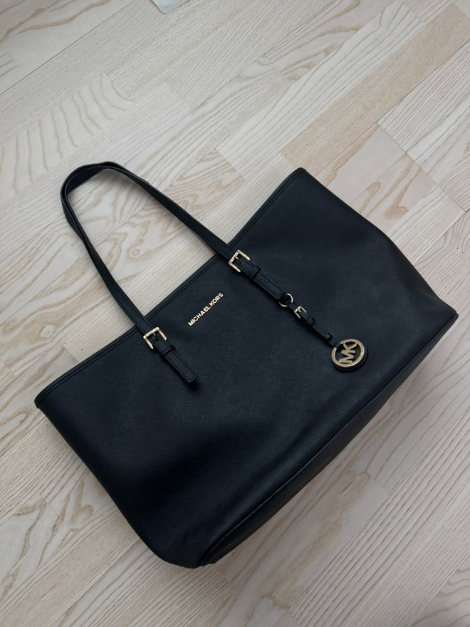 Michael Kors Jet set travel laukku musta
