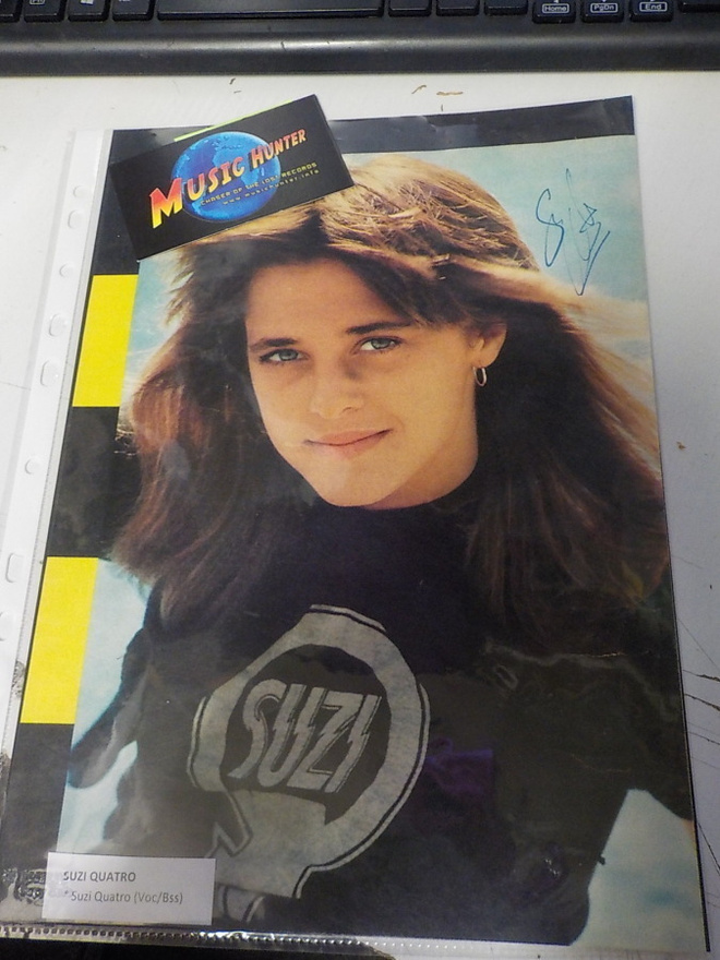 SUZI QUATRO NIMIKIRJOITUS KUVASSA