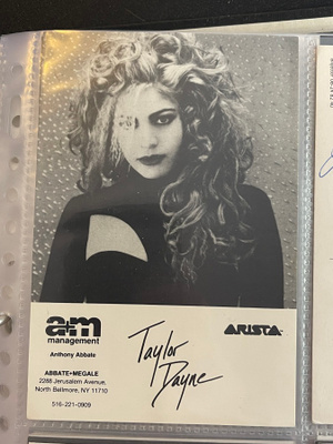 Taylor Dayne nimikirjoitus kortissa