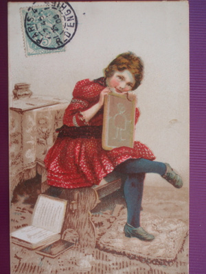 Tyttö piirtänyt kuvan, kirja vierellä WANHA 1905