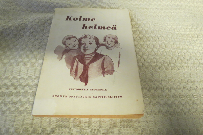 KOLME HELMEÄ: KERTOMUKSIA NUORISOLLE v. 1958