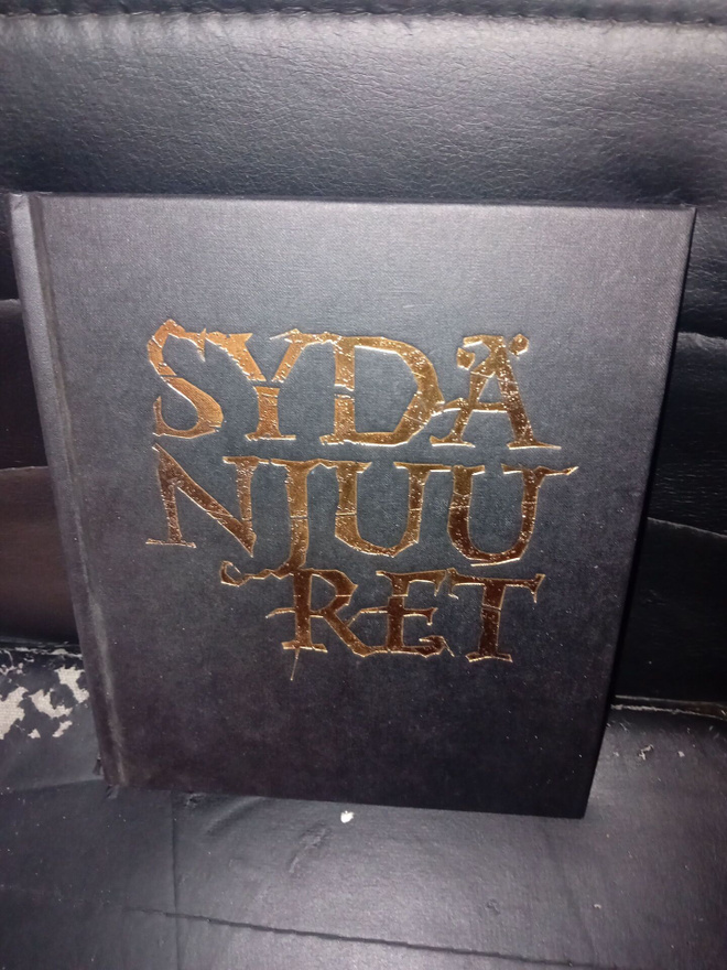 CD + BOOK MOKOMA : SYDÄNJUURET ( SIS POSTIKULU )