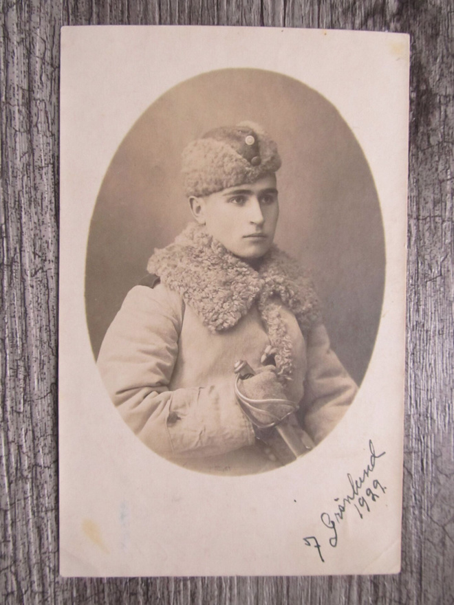 Ratsumies miekan kera valokuvassa.....H:linna v. 1929.