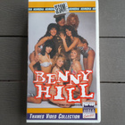 VHS: Benny Hill Vauhdissa (Benny Hill, O: Dennis Kirkland 19 - pikkukuva 1