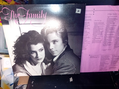 LP THE FAMILY : 1 ( SIS POSTIKULU )