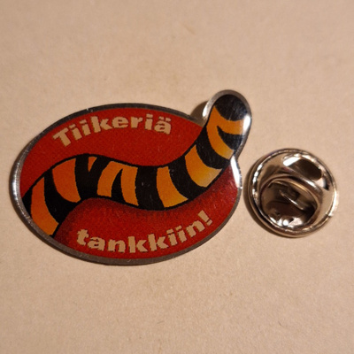 TIIKERIÄ TANKKIIN! PINSSI