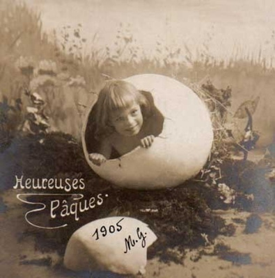 LAPSI / Iloinen lapsi kurkistaa suuren munan sisältä 1900-l.