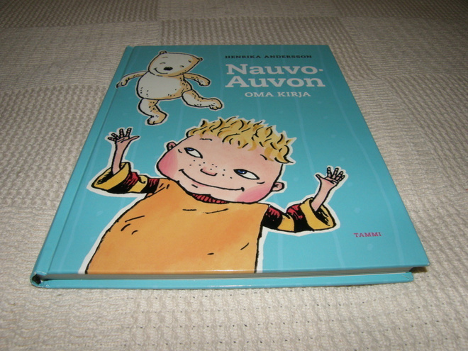 Henrika Andersson Nauvo-Auvon oma kirja
