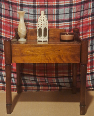 Vintage yöpöytä korkeakauluksinen