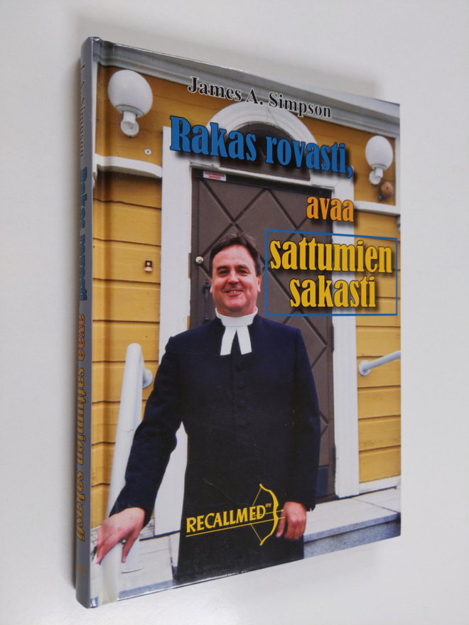 James A. Simpson : Rakas rovasti, avaa sattumien sakasti