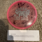 Myydään frisbeekiekko missä pelaajien nimmareita - pikkukuva 1