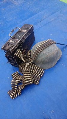 Mg42 sälää ja kypärä ilman sisustaa