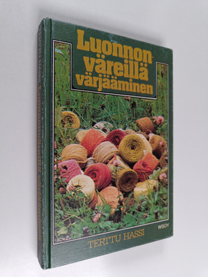 Terttu Hassi : Luonnonväreillä värjääminen