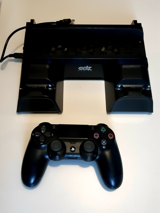 Ps4 v2 peliohjain dualshock ja viilennys/pystytuki ps4 pro