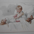 Tyttö leikkii vuoteessa leluillaan, vanha väripk, p. 1922 - pikkukuva 1