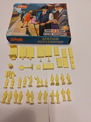 Airfix Station accessories