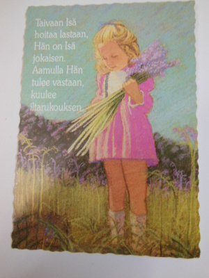 Tyttö poimii kukkia