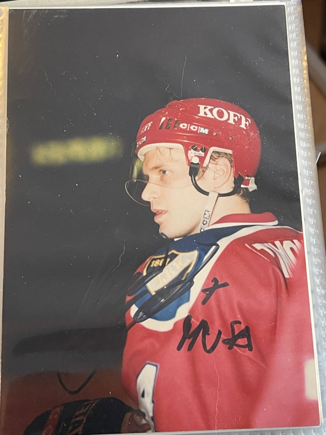 Kimmo Timonen (HIFK) nimikirjoitus valokuvassa