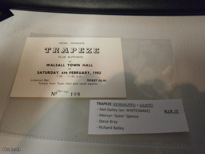 TRAPEZE KEIKKALIPPU NIMMAREILLA + JULISTE