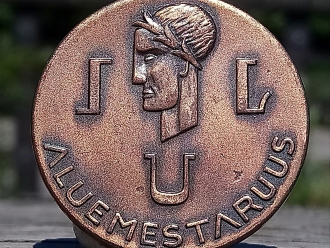 Ronssivärinen vuodelta 1940. Leimalla YS. Halkaisija 34 mm.