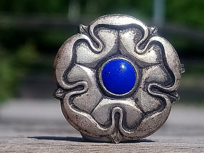 Pikkulottaneulamerkki. Halkaisija - 20 mm. Ehjä lukitus.