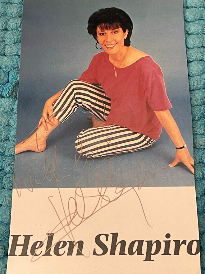 Helen Shapiro nimikirjoitus postikortissa